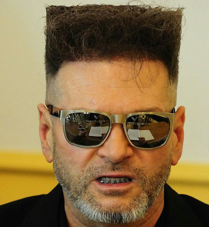 Saw post about square hair. I present you this magnificent haircut! 9GAG