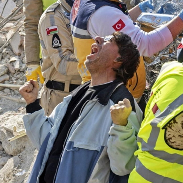 Как выглядит турция после землетрясения A Photo of a Man celebrating after his Mother was found alive, 176 hours after t