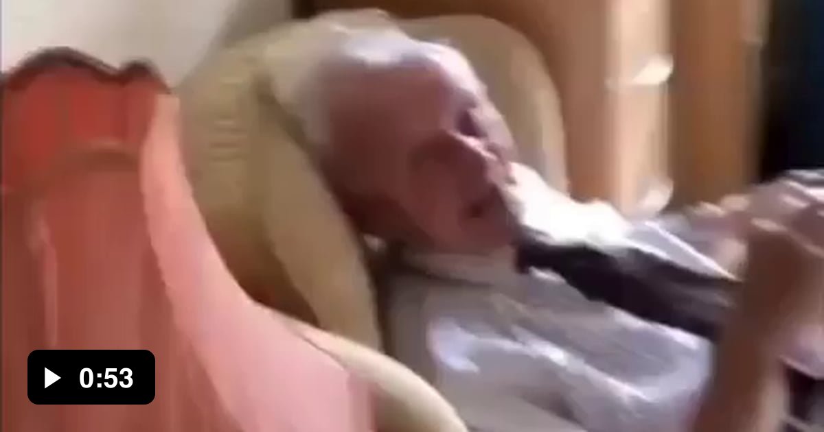 Care Workers Surprise 94 Year Old Veteran With A Pillow Of His Wife S