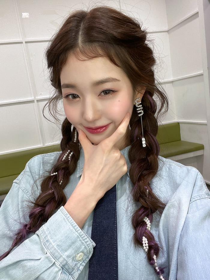 220902 IVE Official Twitter Update with Jang Wonyoung - 9GAG