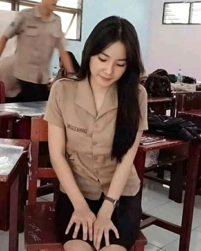 Nahan pipis di sekolah tu emang ga enak ya. Pengen ke toilet tapi jijik