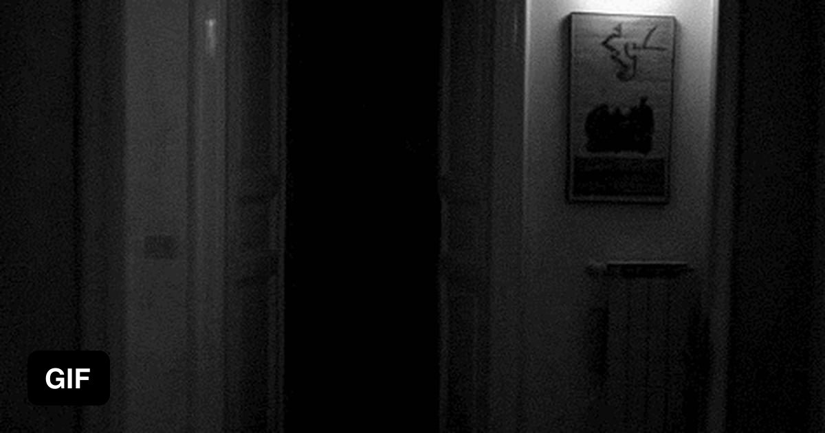 Ночью открылись двери. Страшное существо в окне. Дверь в темноте. Темнота за дверью.