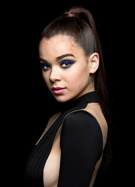 Hailee Steinfeld - 9GAG