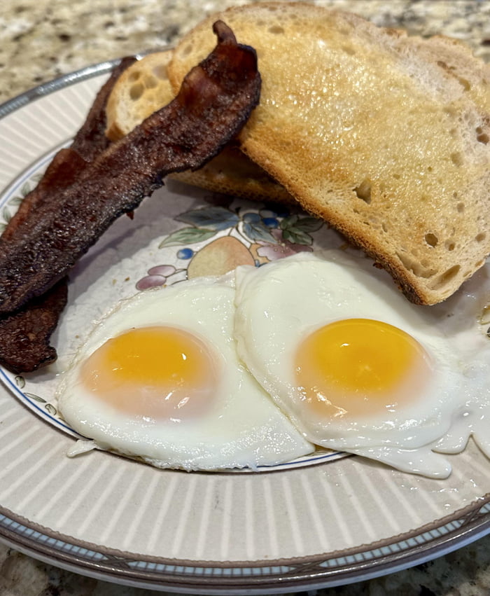 Comfort eggs&bacon with sourdough toast - 9GAG