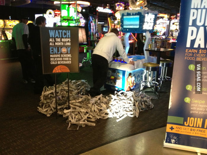 this-guy-is-going-for-the-ps4-at-dave-busters-9gag