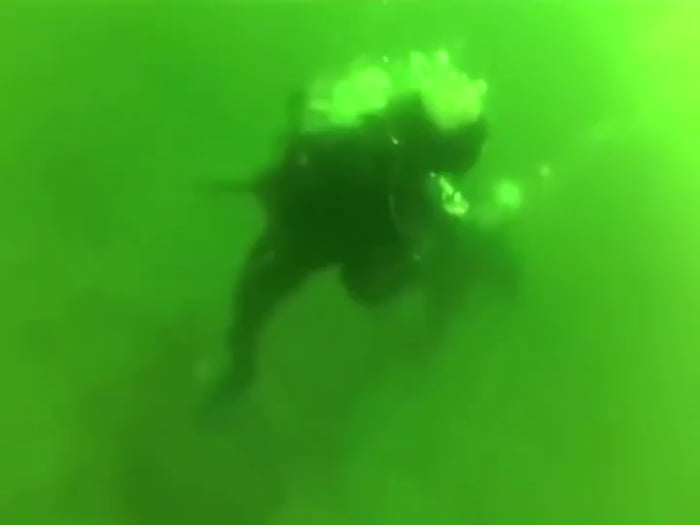 This diver has a panic attack while underwater 9GAG