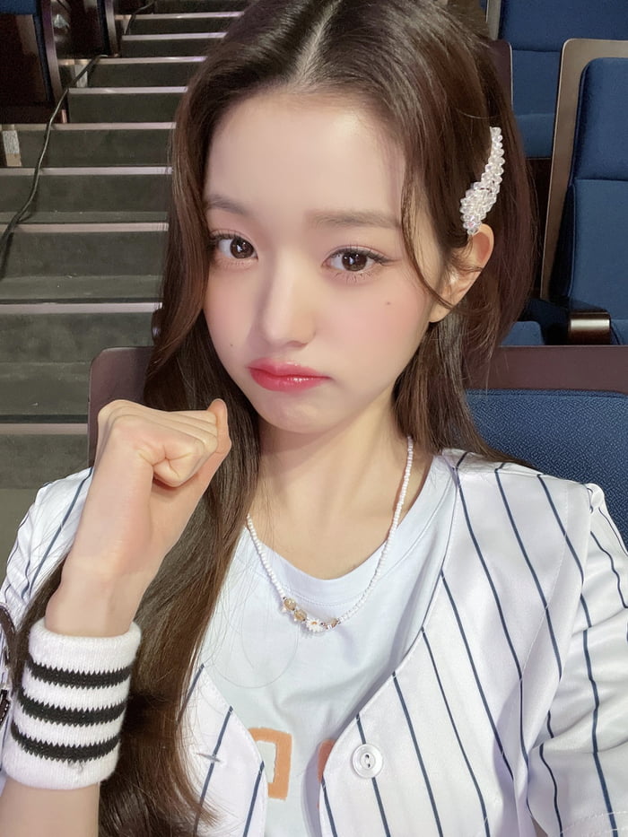 220401 IVE Official Twitter Update with Jang Wonyoung - 9GAG