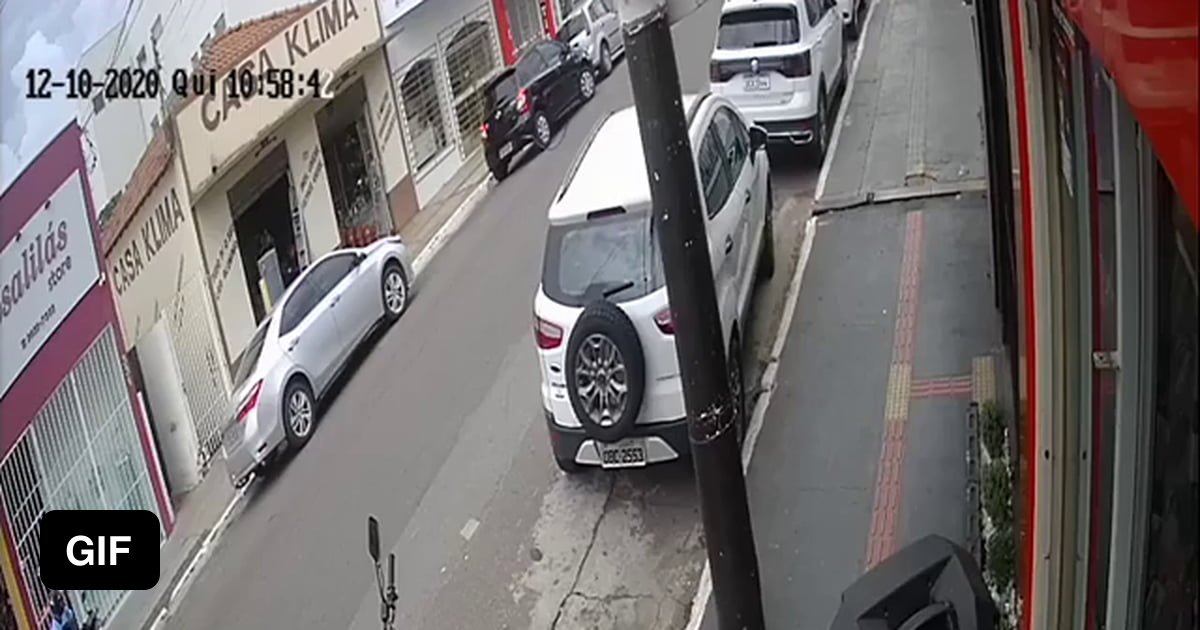 Brazilian teenager saves 3-year-old sister from getting hit by a car - 9GAG