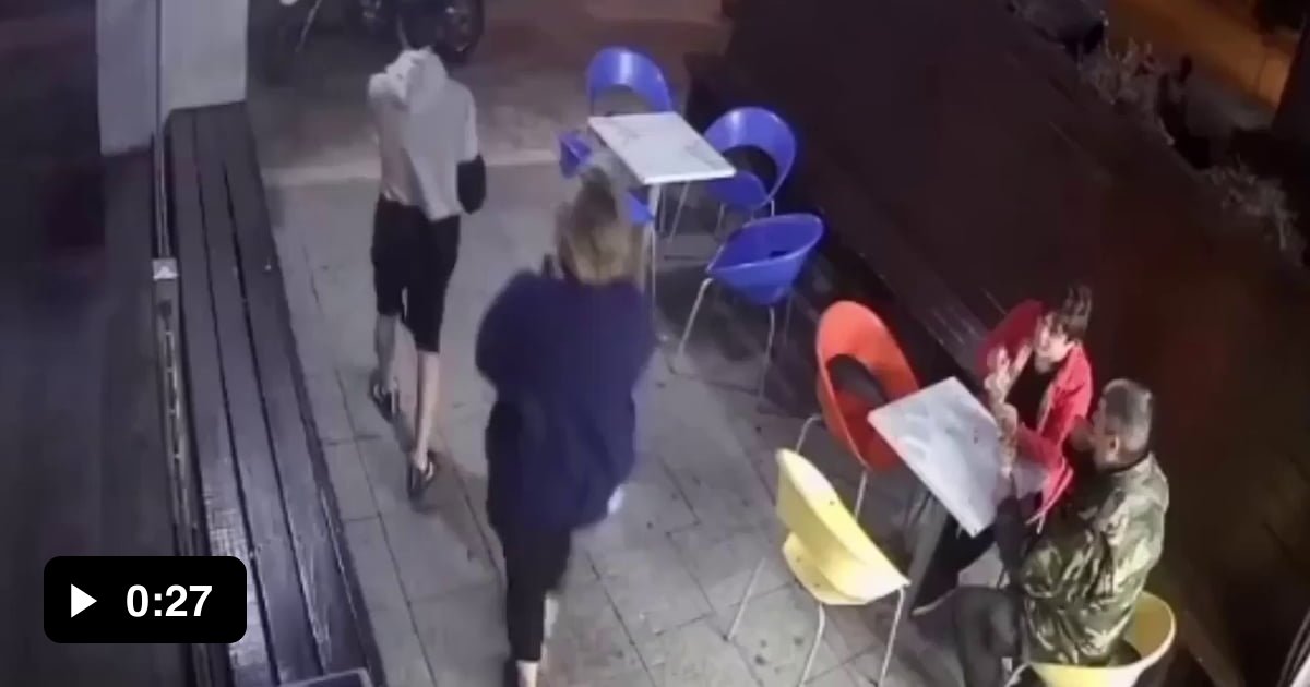 Off duty cop prevents armed robbery, notice how he was able to shoot ...