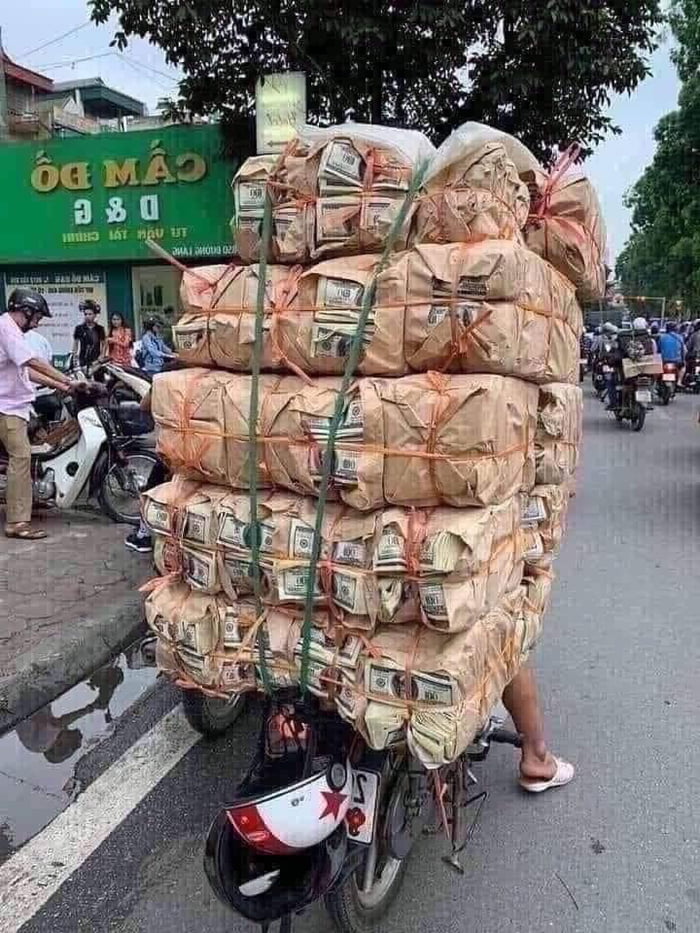 in-vietnam-money-is-transported-by-motorbike-9gag