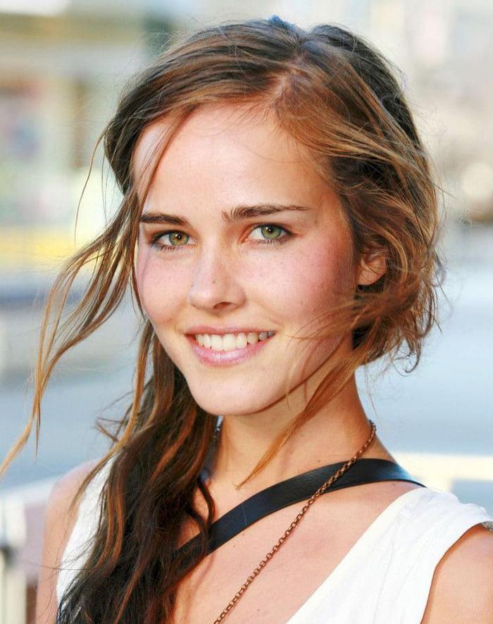 Isabel Lucas - 9GAG