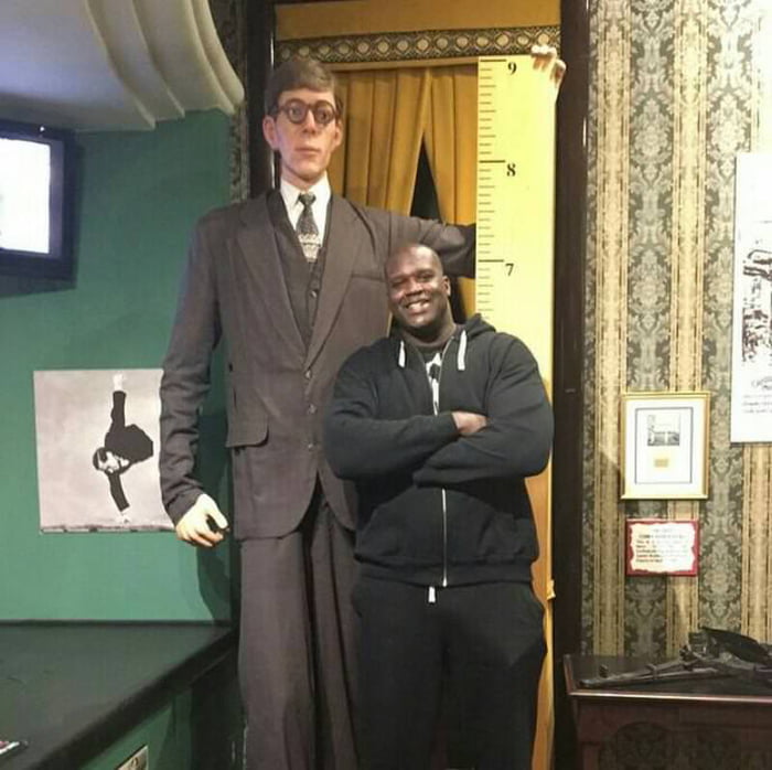 Shaquille O Neal 7 1 Being Dwarfed By Robert Wadlow The World S Tallest Man Who Was Nearly 9 Feet Tall 9gag