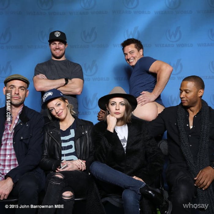 John barrowman mooned the camera at an ARROW cast photo 9GAG