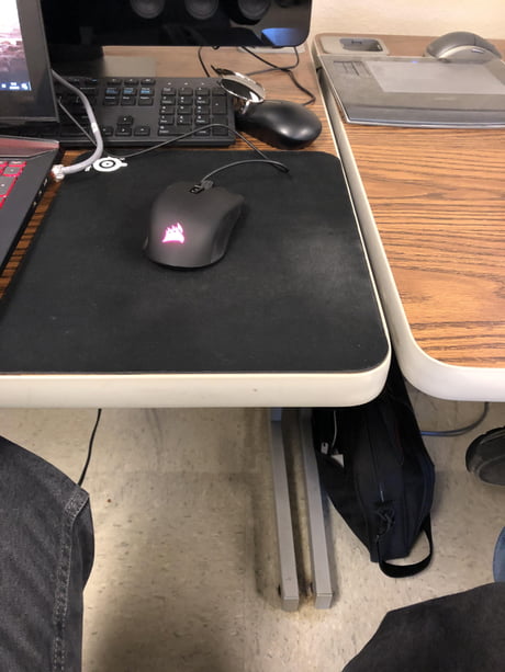 My Mousepad Perfectly Matches The Corner Of This Table 9gag