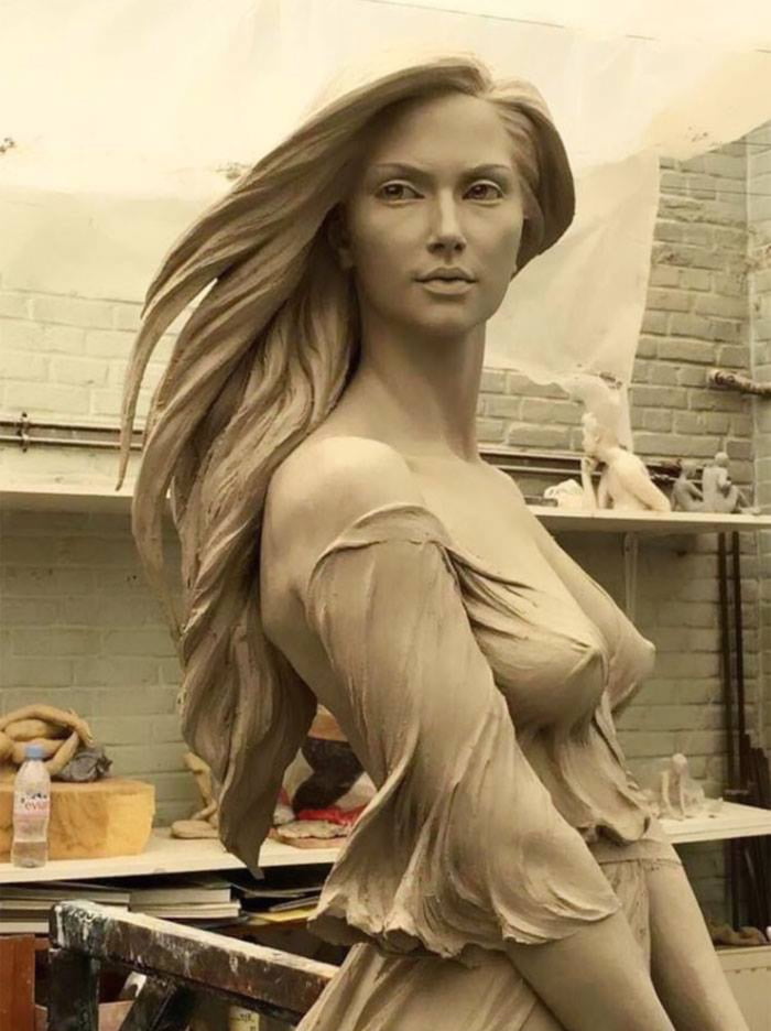 9gag sculpture