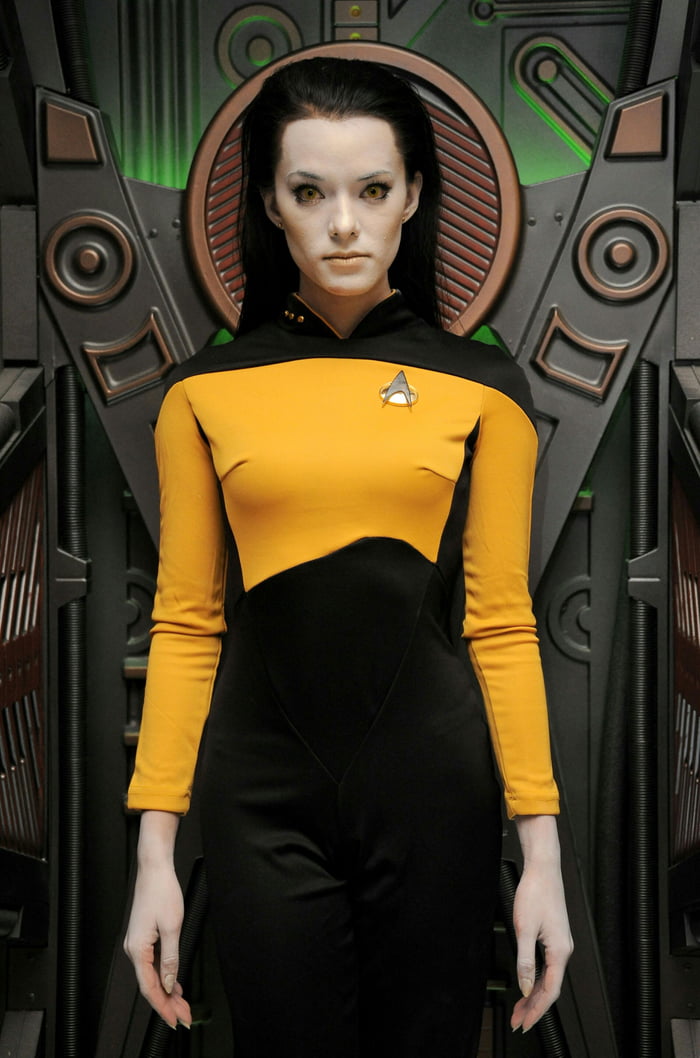 Female DATA cosplay 9GAG