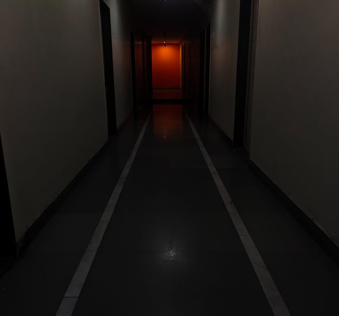 Hotel aisle, 3:00 am night - 9GAG