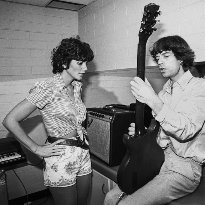 Linda Ronstadt and Mick Jagger of the Rolling Stones, 1978. - 9GAG