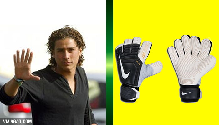 Mexican goalkeeper Guillermo Ochoa has 6 fingers on his right hand. - 9GAG
