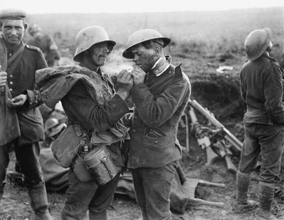 German soldier lighting up a British soldier's cigarette WW1 - 9GAG