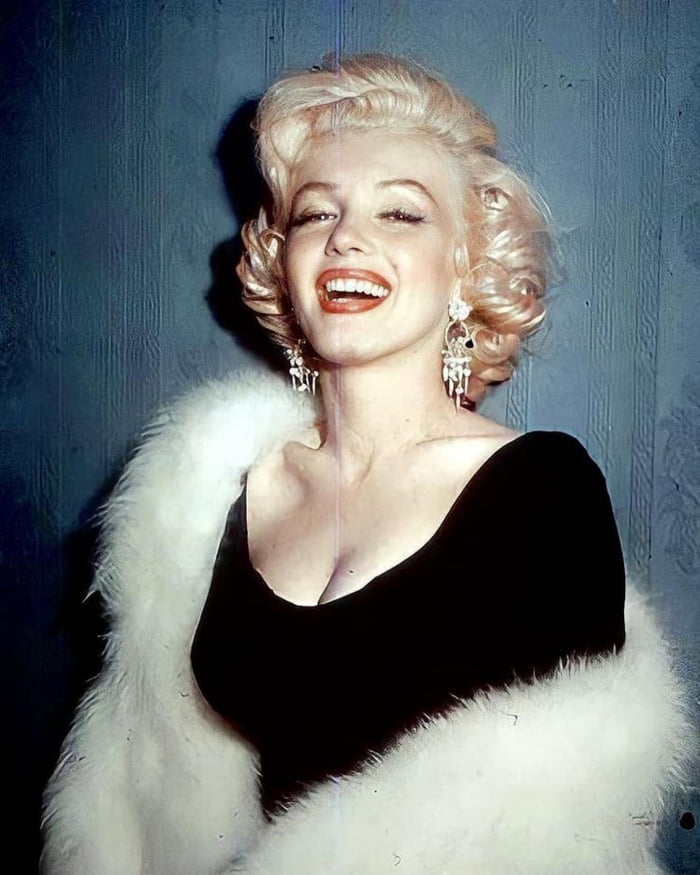 Marilyn Monroe is elected “Miss Press Club” 1953 - 9GAG