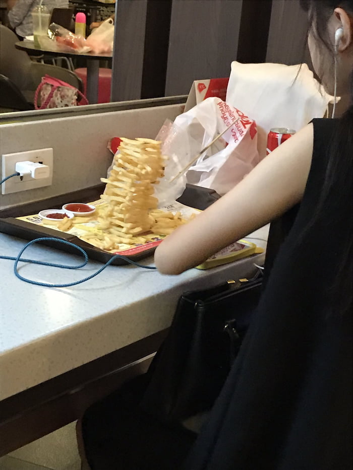 This girl at McDonalds built a Jenga tower with her fries