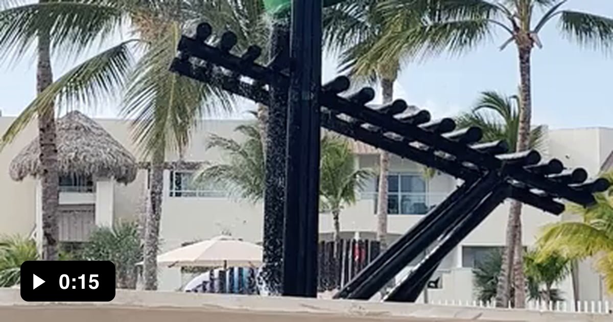 This water park bucket that wont fill up 9GAG