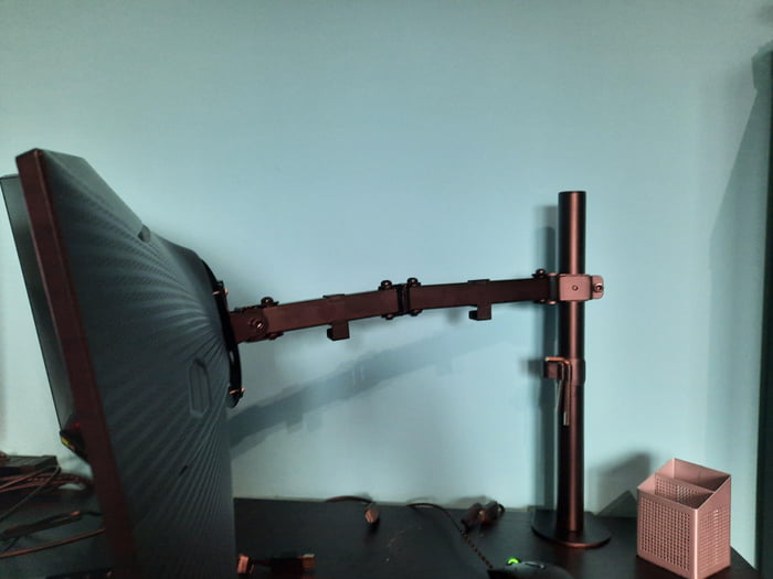 Monitor arm sag, safe to use? 9GAG