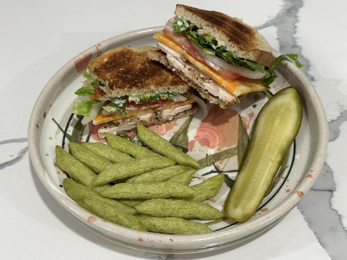 Grilled chicken sandwich w/bbq sauce, mayo, onion, tomato, lettuce and