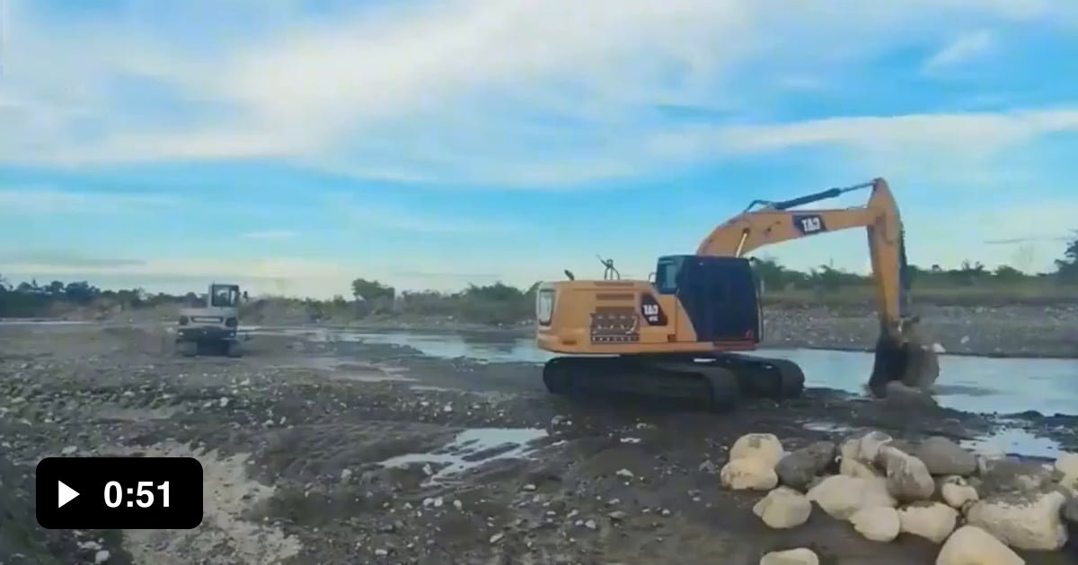 The excavator takes a shower and cleans itself. - 9GAG