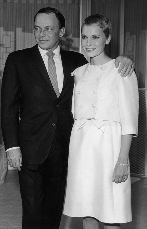 1966 Frank Sinatra And Wife Mia Farrow - 9GAG