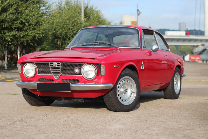 1970 Alfa Romeo Giulia GT 1300 - 9GAG