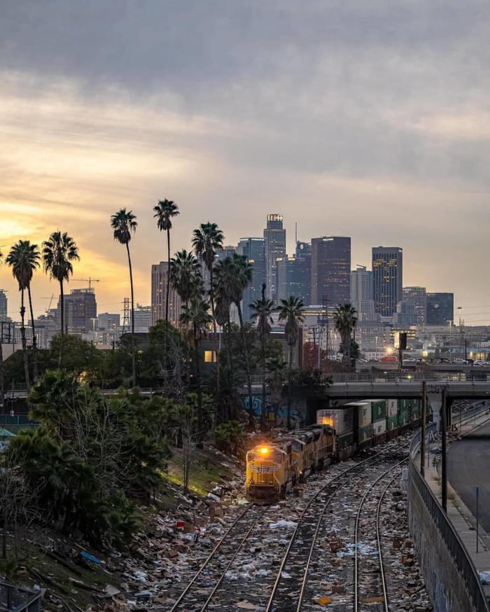 Now Thieves Have Turned To Robbing Rail-Cars In Los Angeles... - 9GAG