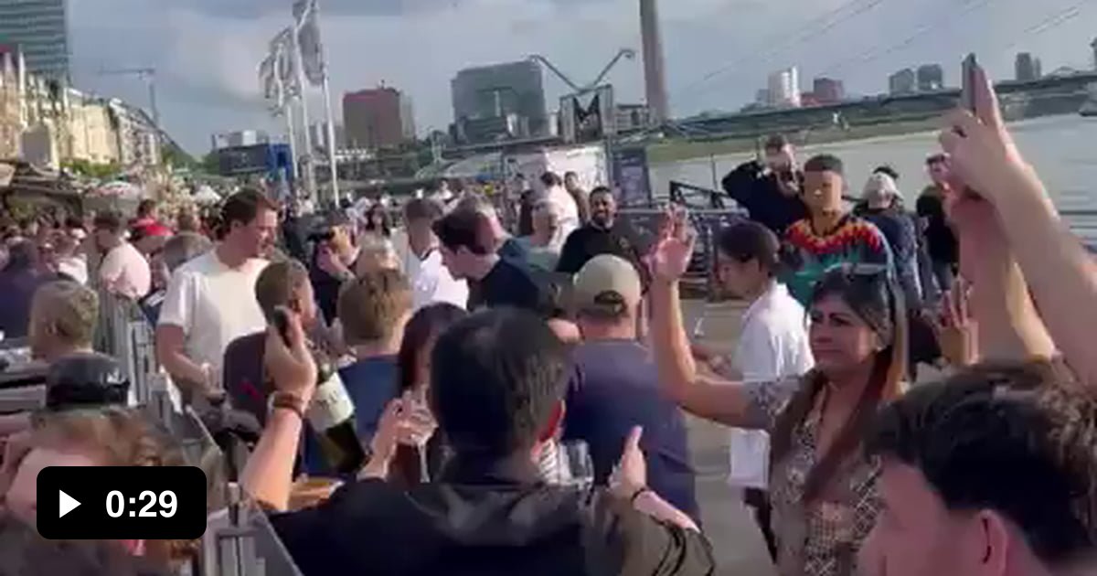 England fans have a sing song along Düsseldorf's Rhine Embankment - 9GAG