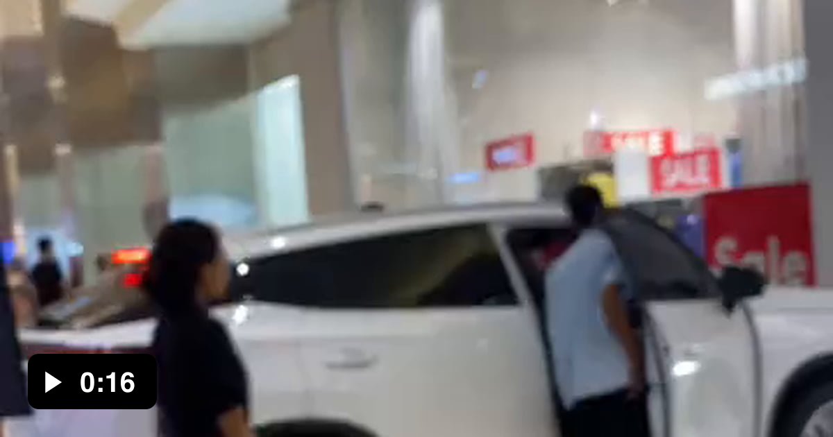 Bocah Nginjak Gas Mobil Listrik Nabrak Tembok Mall Of Indonesia Moi