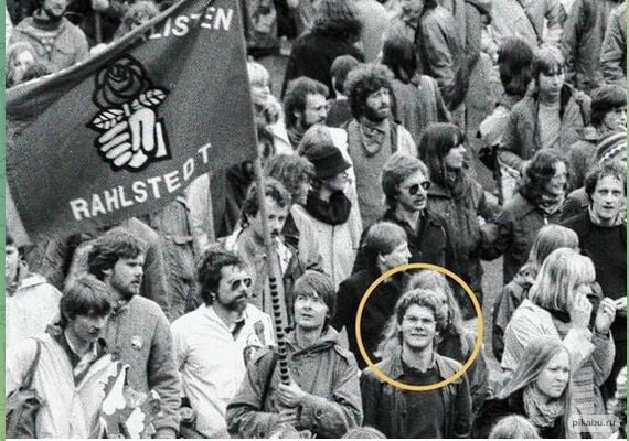 Young Olaf Scholz at a demonstration against the deployment of the US
