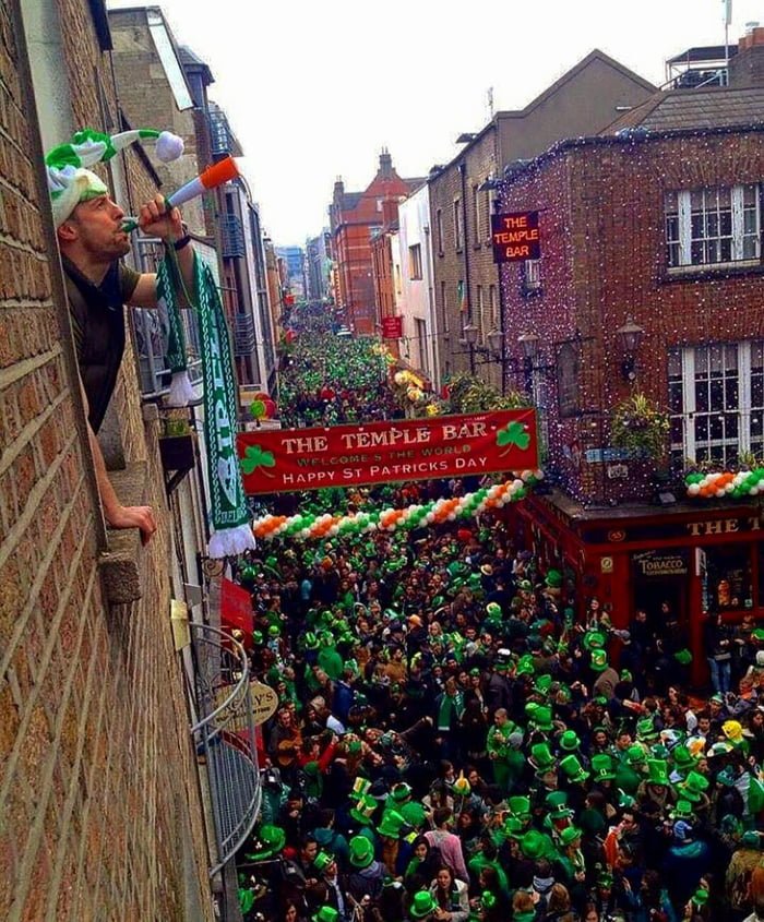 St. Patrick's Day at the Temple Bar, Dublin, Ireland. - 9GAG