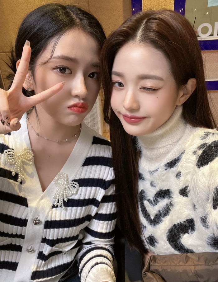 220901 IVE Twitter Update With Jang Wonyoung And Ahn Yujin - 9GAG