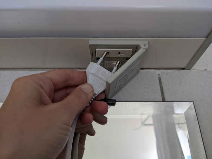 It's not able to put the plug in the socket because the valve is