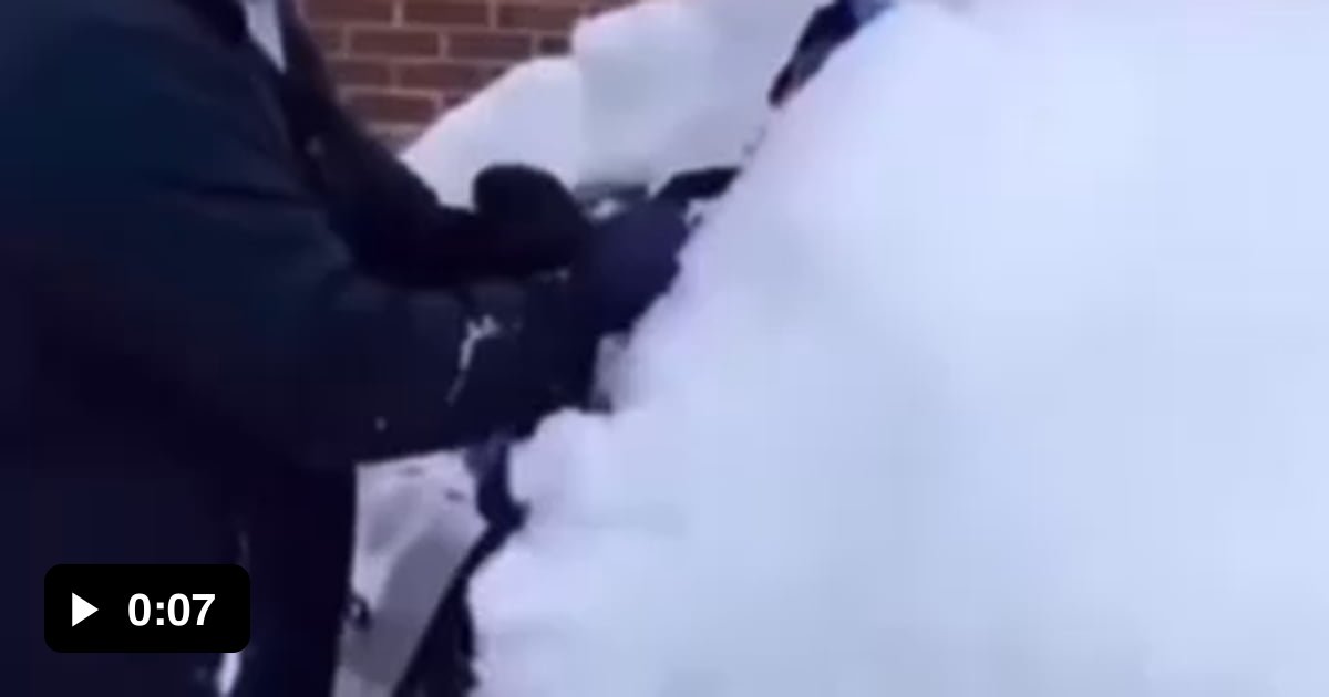 How to clean snow off the car without a brush 9GAG