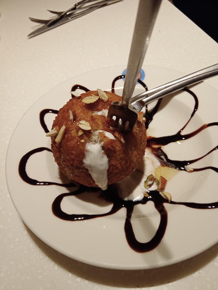 Just got served fried ice cream...!!! o_o 🍨 9GAG
