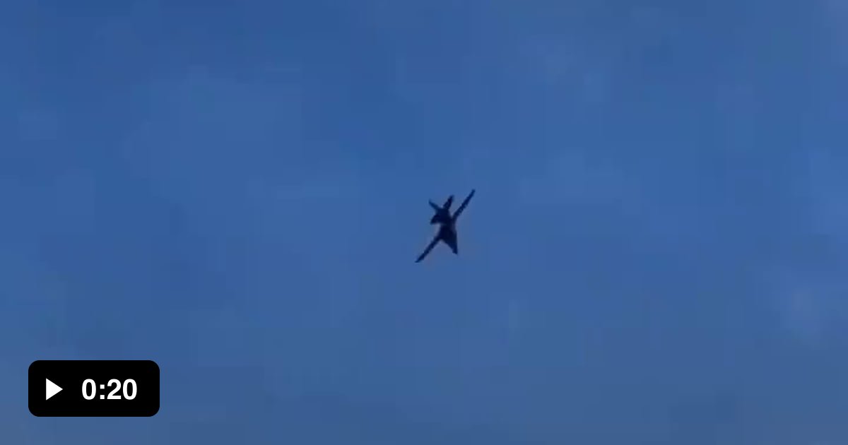 MiG-23 aircraft crashes during an air show in Michigan - 9GAG