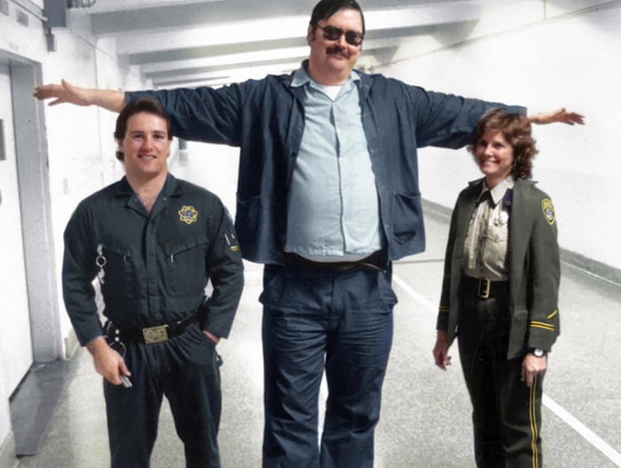 Of a serial killer. Ed Kemper standing with prison guards. - 9GAG