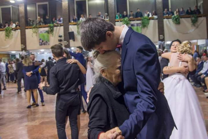 this-boy-decided-to-take-his-85-year-old-grandmother-to-prom-because