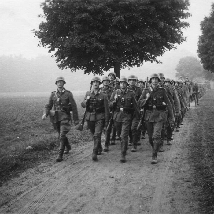 A German tourist group admires scenic Poland (1939) - 9GAG