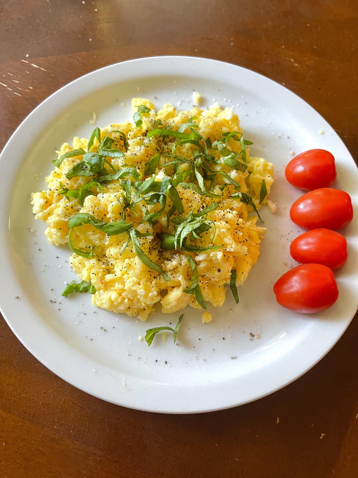 Gordan ramsay’s scrambled eggs with basil, garlic & havarti cheese 9GAG