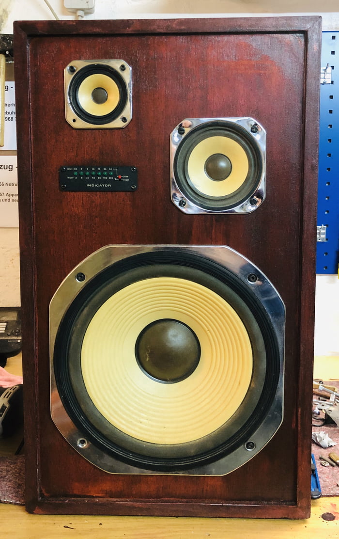 I refurbished this old Revox speaker. It was my first attempt. What do