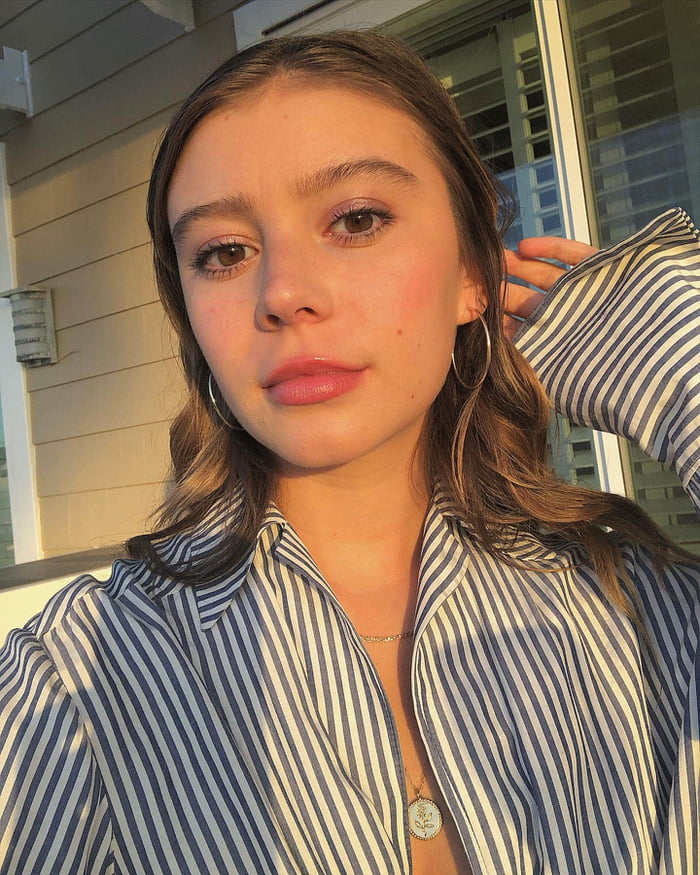 Genevieve Hannelius - 9GAG