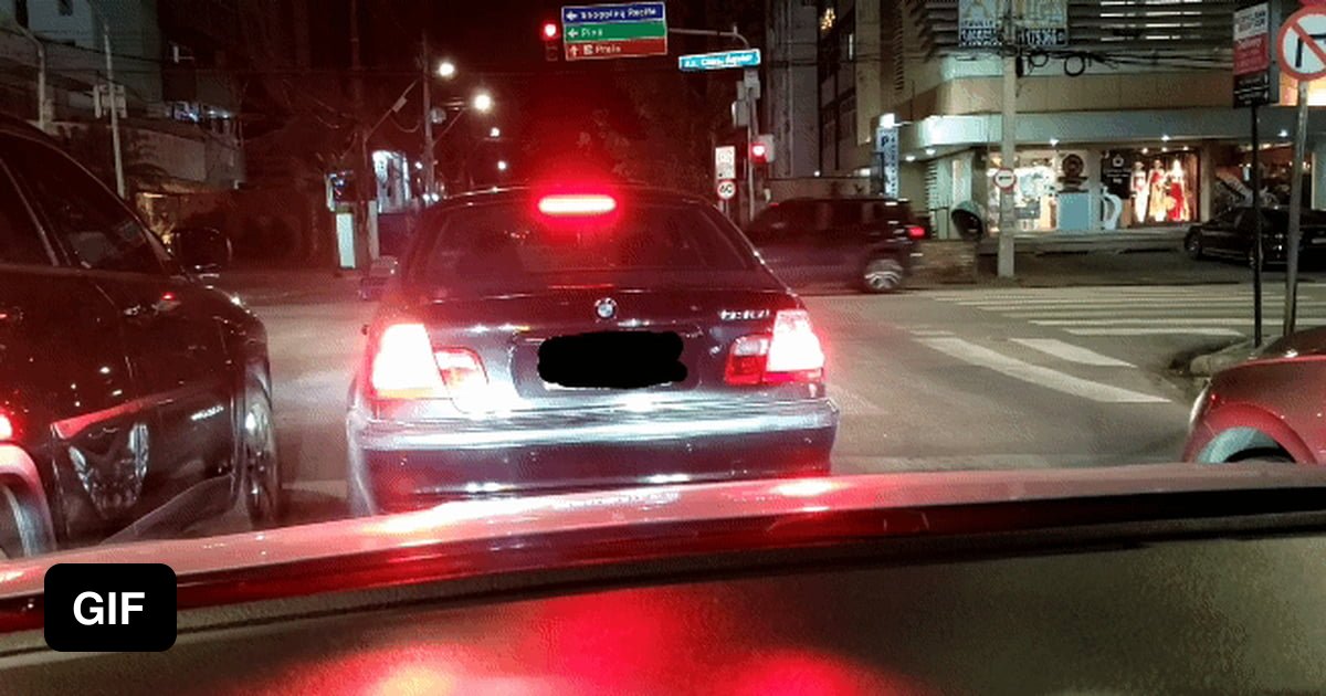 A BMW driver using indicators? Now that's rare! 9GAG