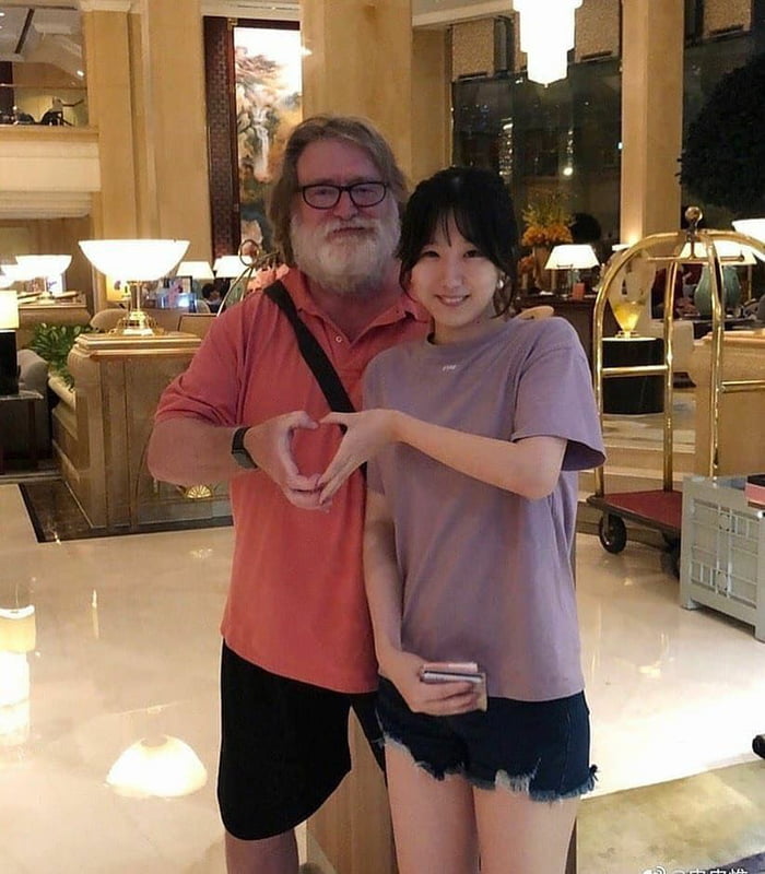 Gabe Newell, our lord and saviour - 9GAG